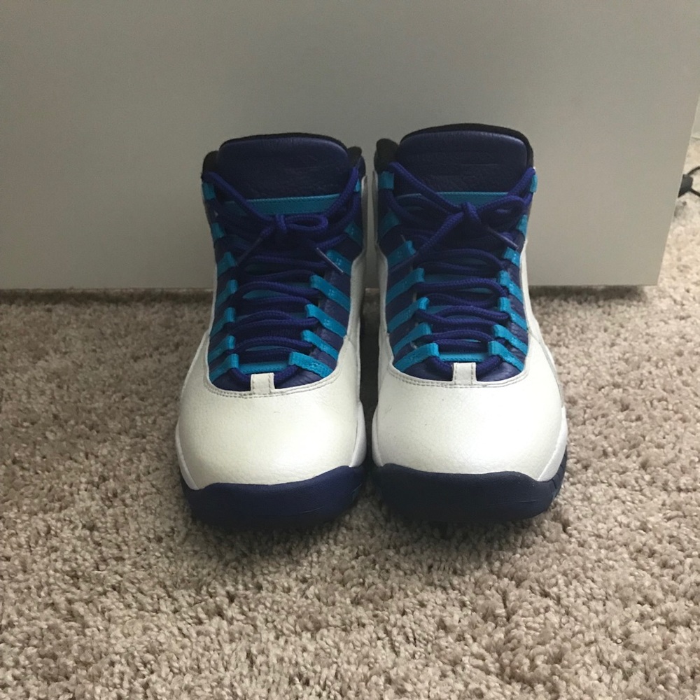 Tennis shoes